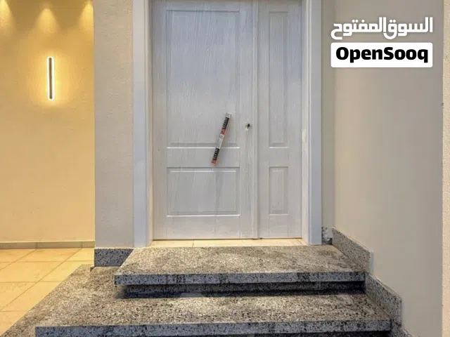 شقة ارضية كبيرة بجنانها 230 متر وموقف سيارات متفرع من شارع البغدادي