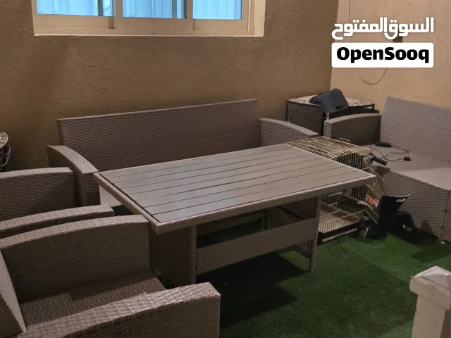 كراسي مع طاولة وسط