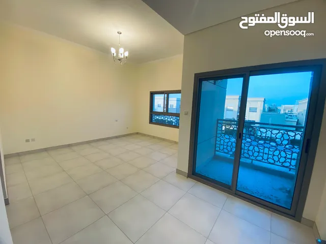 للبيع فيلا بإمارة الشارقة بمنطقة مجمع شموس مساحة الأرض 10.000 قدم 5 غرف ماستر +مجلس+مطبخ +صالة