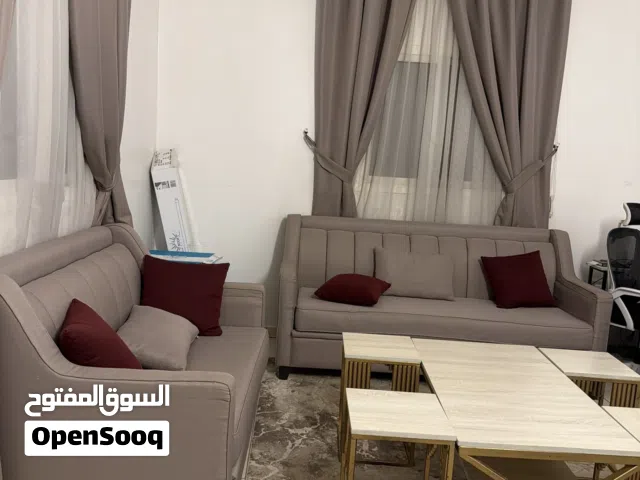 كنب بحاله جيده وطاولات وسجاده