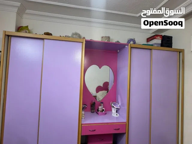 غرفة نوم بناتي متكاملة تفصيل بحالة جيدة(بدون اسرة)