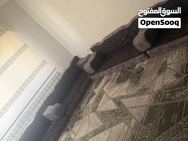 قعدة عربية للبيع  بحالة ممتازه سجاده وفرشات وبردايه