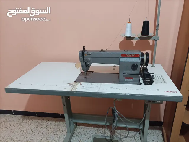 آلة خياطة الملابس