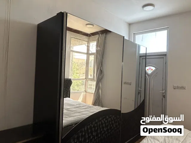 غرفة نوم مستعملة نظيفة