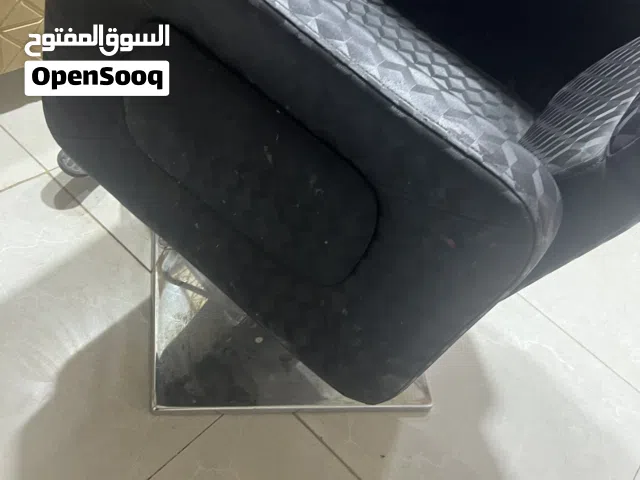 كراسي العدد 2 واحد بحاله جيدا والثاني فقط سبرنك الجك طايح مع ميز عدد 2