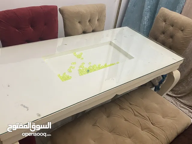 طاولة سفرة اربع كراسي وباف الحالة كناواضح بصورة عيوب خدوش