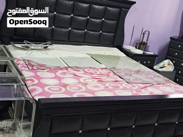 سرير و وخزانة تخزين اطباق وتسريحة