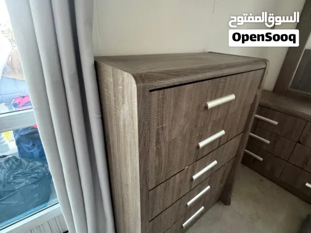 غرفة نوم مكونه من وحدة ادراج كبيره+مرآه بها ادراج +2 كومود + سرير كبير و مرتبة بجوده عاليه جدا