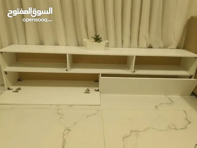 بسم الله الرحمن الرحيم طاوله تلفزيون عرض 50 وطول مترين وربع فيها رفوف وفيها طاقه عدد 2