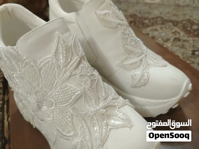 حذاء عروس ابيض مطرز بالشك و الخرز