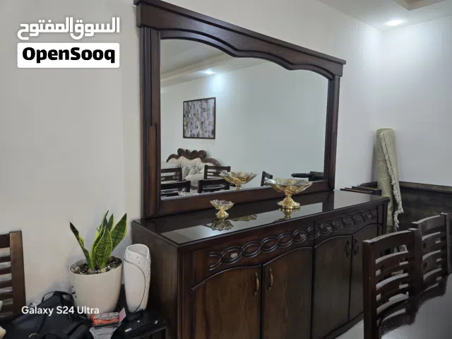 دنسوار مغطى بزجاج مع مرآة فخم جدا لم يستخدم  ولا كشط مع طاولة طعام وثمانية كراسي