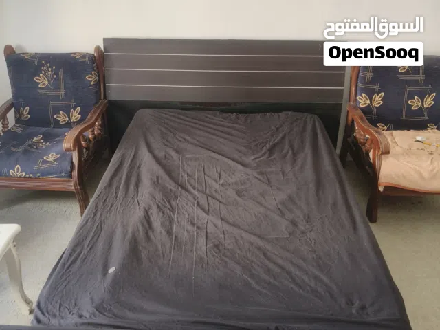 2025 سرير إثنين مع طاولة جانبية للسرير