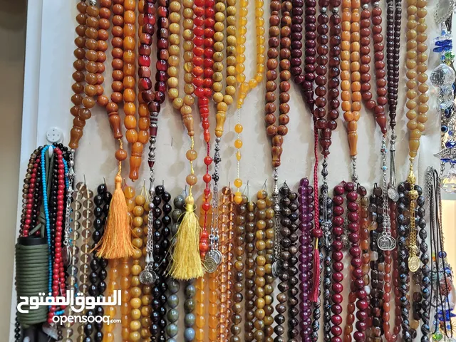 مسابيح كهرمان وعقيق اصلي وكذالك حجر كريم جمشت وسترين وزبرجد وزراف هندي وقرن جاموس