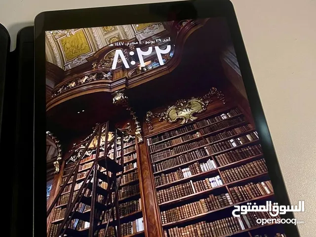 آيباد الجيل التاسع نظيف للبيع، شغال 100٪ بدون صيانة 64 قيقا و واي فاي والسعر قابل للتفاوض