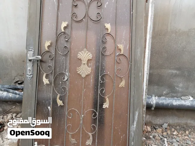 باب حديد+بابين المنيوم لون ابيض+5 شبابيك المنيوم لون ابيض+ 5 شبك حماية بحالة ممتازة