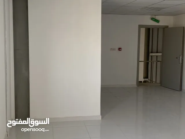 مخزن الإيجار في موقع استراتيجي