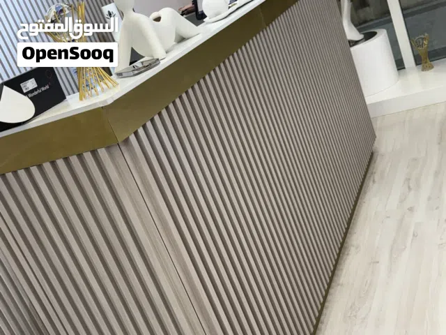 مكتب كبير عليه بديل خشب