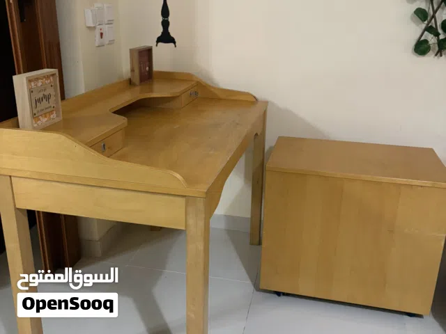 مكتب خشب حالته ممتازة جدا