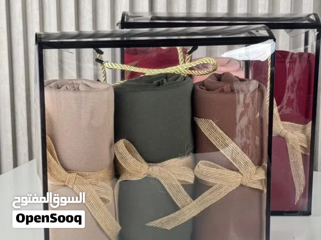هلا السكارف بكمل اللوك وبدفي عنا بكج كامل وجوده كتير حلو لتغير ستايلك