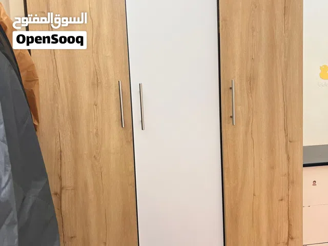 خزانة وطاولة تخزين