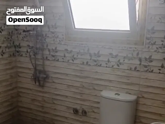شقة سوبر لوكس في برج مرخص علي شارع الملكة الرئيسي وكل الشقة علي الشارع واسانسير وكل الخدمات جنبك