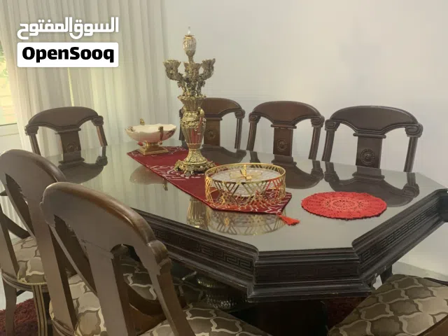 طاولة سفرة فخمة مع بوفيه ومراية + 8 كراسي  بحالة الجديد  300 دينار