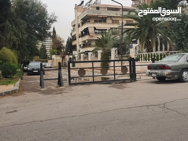 بداعي السفر . منزل مع حديقة و مسبح نظام فيلا شرقي كورنيش التجارة - 675 الف دولار