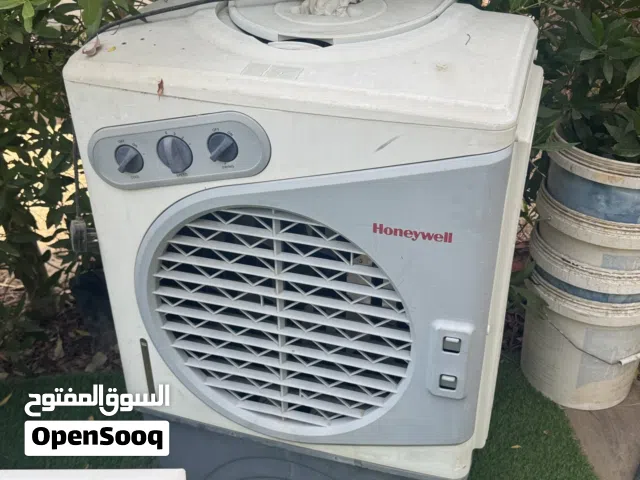 مكيف صحراوي خارجي حديقه. يبملئ بالماء