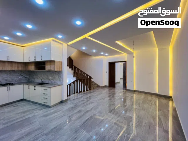 فيلا تشطيب حديث للبيع في سوق الجمعة قرب حلويات حلا وطريق الخدمات دورين وملحق