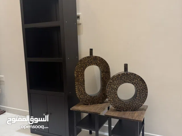 مخزن رفوف مع طاولتين وديكورات