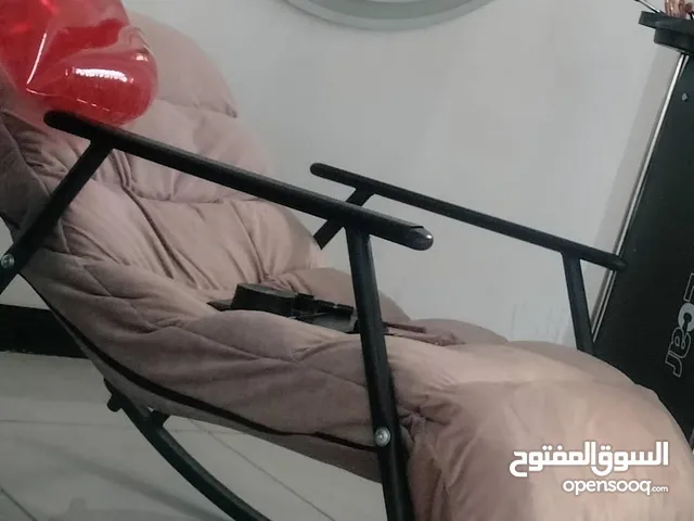 كرسي وردي له عدده ميزات