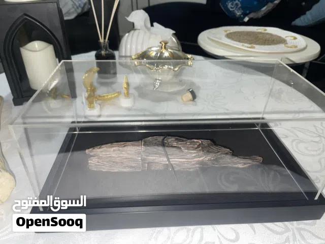 للبيع عطر فاخر بتصميم مميز على شكل خشب عود