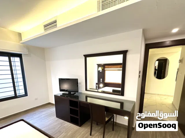 تسريحه فندقية فاخرة مع مراه فرنسية الصنع مصنوع من خشب زان لون عسلي للبيع بسعر مغري