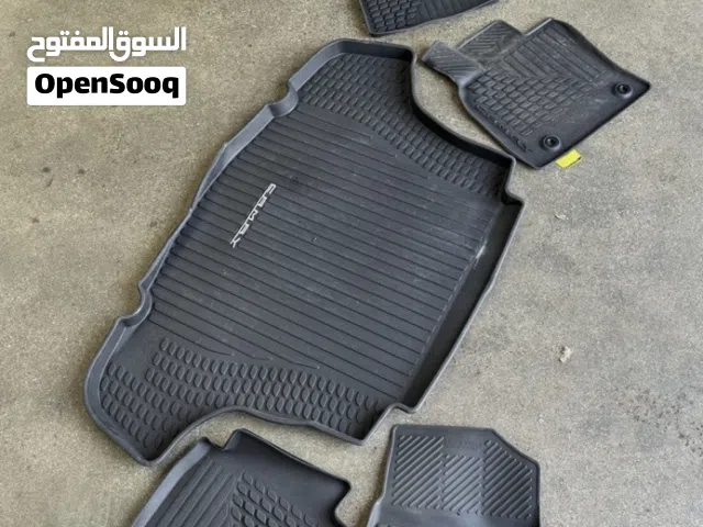 طقم دواسات أرضية مطاطية أصلية (OEM) لجميع الفصول لسيارة تويوتا كامري 2018 - 2020