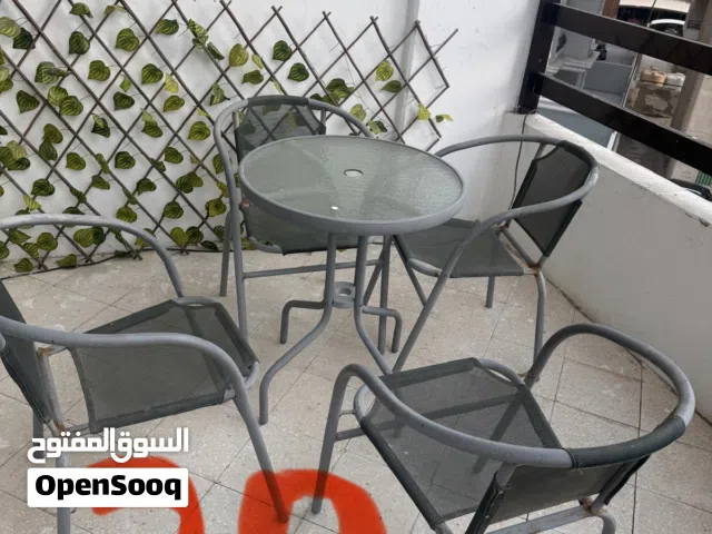 طاولات من ايكيا و تليفزيون سامسونج استعمال نظيف