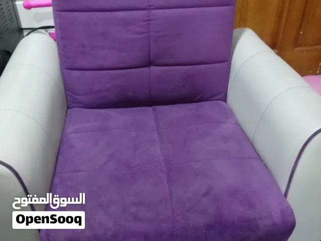 كرسي مريح و يوجد به خزانه للتخزين و سهل الفتح و القفل