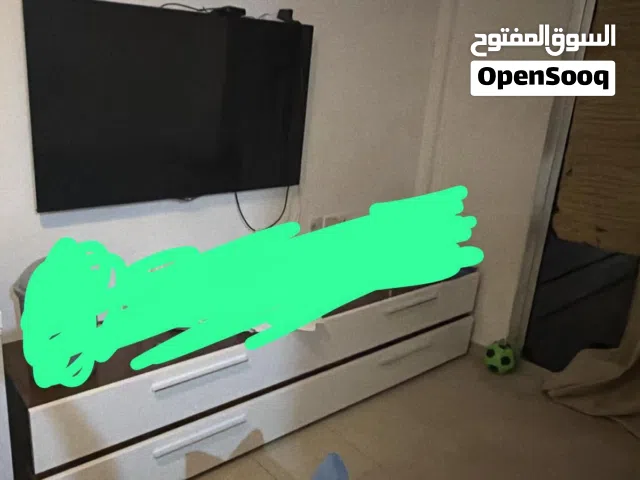 شاشة سمارت مع عدد 2 طاولة كبيرة