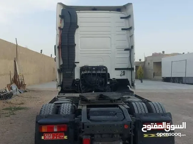 Tractor Unit Volvo 2013 in Muscat