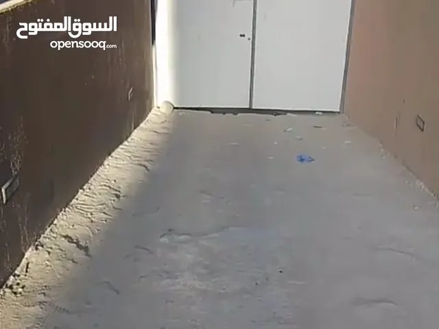 مخزن للايجار بابو حليفة قطعة 1 مجهز نازلة سيارة