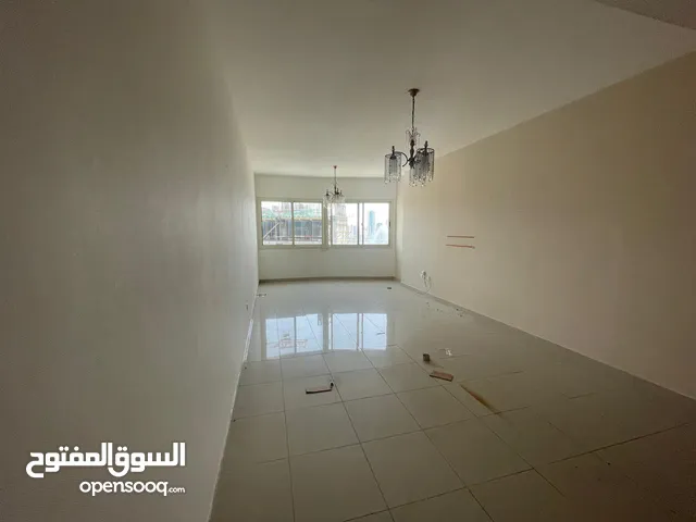 (محمود سعد) شقة للايجار السنوى 3 غرف و صالة مع غرفة خدامة  اطلالة بحرية  - تكييف وشهر مجاني