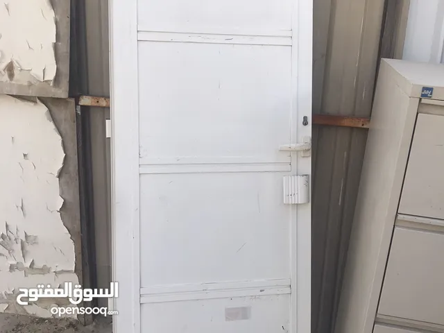 للبيع باب المينيوم نوع ثقيل وجوده .