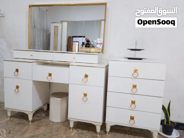 غرفه نوم نضيفه ومرتبه وتتسع لشخصين مودرن