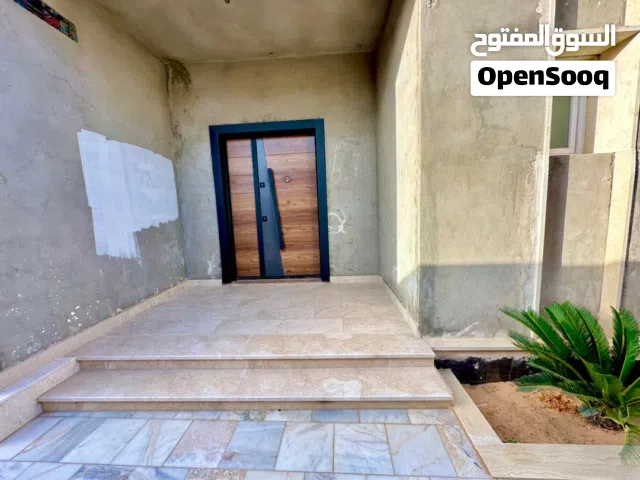 السلام عليكم ورحمة الله   منزل 2 وجهات تشطيب 2020 مكان السدرة ب مساحة ارض 500 و دورين مسقوف دورين275