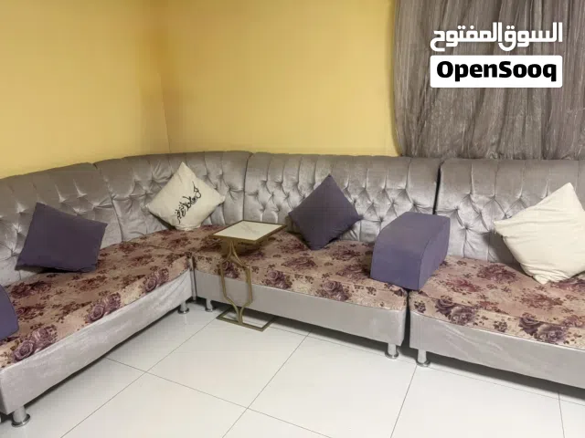 طقم جلوس متصل حرف L مع الطاولات
