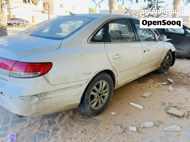 ازيرا 2009 فيها خبطة من قدام والعة