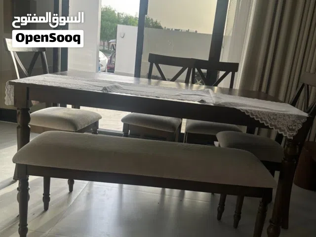 طاولة طعام تكفي 6 أشخاص