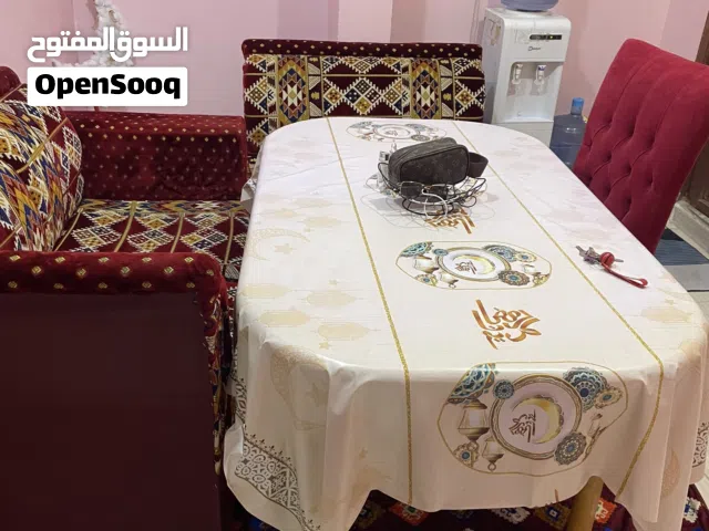 جلسة عربية مع طاولة فطور