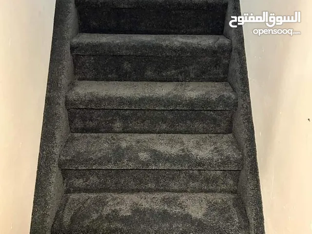 فني تركيب جميع أنواع الموكيت-فني تركيب أرضيات باركيه خشب-تركيب أرضيات bvc-عشب صناعي -بلاط موكيت