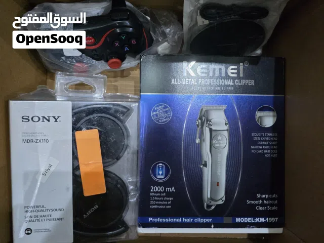 صندوق رقم 2 يحتوي على مكينة حلاقة اصليه وسماعه سوني اصليه وتشارج وايرلس وكنترول كمبيوتر بسعر تصفيه