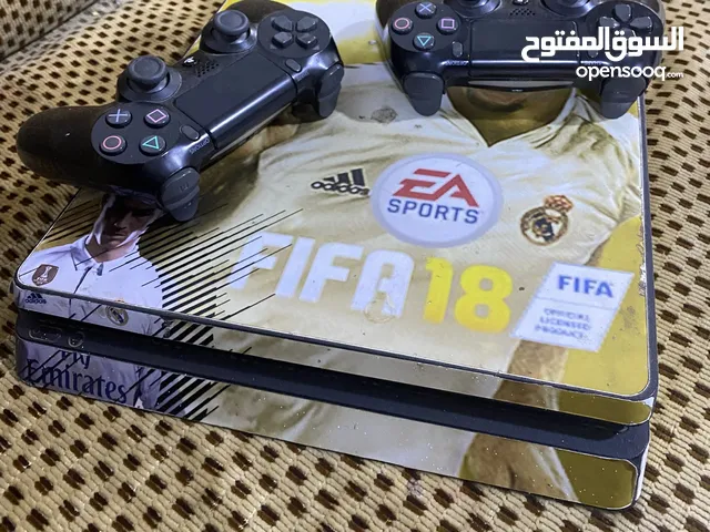 بلي ps4 مستخدم للبيع كامل الملحقات مع وحدات تحكم 2 مع حساب اماراتي
